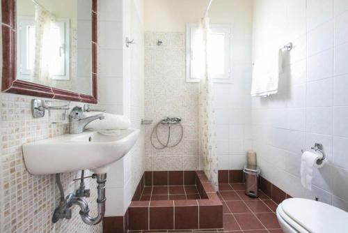 MousataにあるVilla Thalia Katerinaのバスルーム(洗面台、トイレ付)