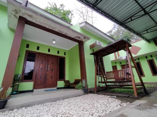 - une vue sur l'extérieur d'une maison avec une terrasse couverte dans l'établissement Mamora Guest House, à Kalasan