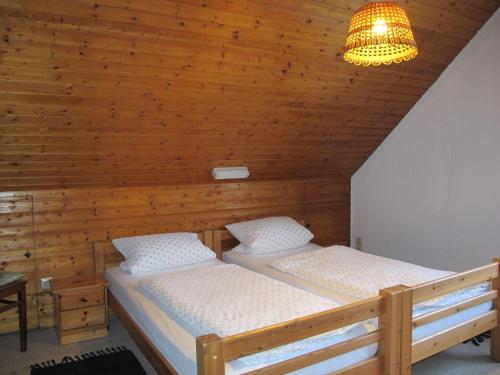 twee bedden in een kamer met een houten plafond bij Gasthaus Adler in Wangen im Allgäu