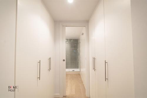 une rangée de placards blancs dans une pièce dans l'établissement Castilla Luxury 1C Apartment, à Madrid