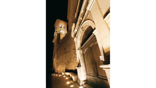 un bâtiment avec une horloge sur le côté dans l'établissement GRAY 2a6, à Cannes