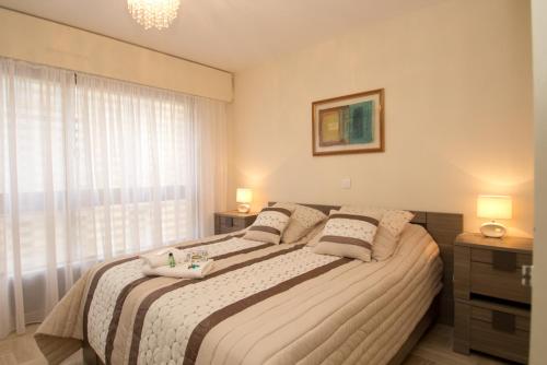 une chambre avec un grand lit et une fenêtre dans l'établissement GRAY 2a7, à Cannes