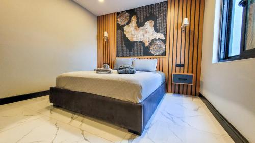 - une chambre avec un grand lit dans l'établissement Yalikavak Superior Duplex Villa, à Bodrum City