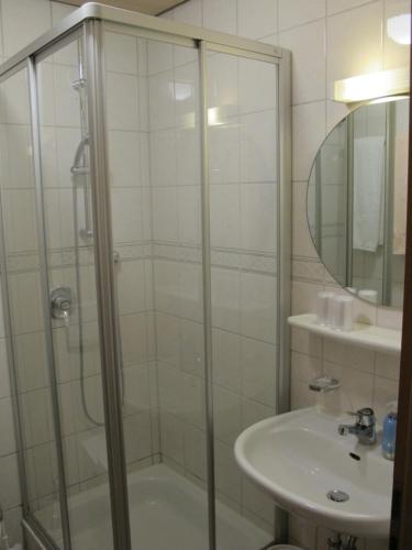 een badkamer met een douche en een wastafel bij Gasthaus Adler in Wangen im Allgäu