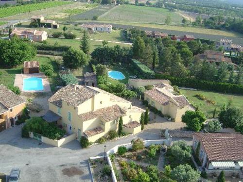 une vue aérienne d'une maison avec piscine dans l'établissement Bastide Magnolia - Les dépendances, Roussillon, à Roussillon