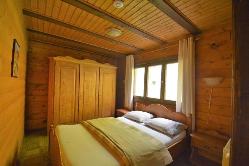 Un pat sau paturi într-o cameră la Natur pur in der Vulkaneifel - Haus Hersbach