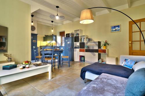 un salon avec un lit et une table dans l'établissement LocaLise - M11B - A la pointe - Maison de vacances avec jardin entièrement clos - A 50m de la plage - 700m du centre - tout à pied - wifi inclus - draps inclus - Animaux bienvenus, au Guilvinec