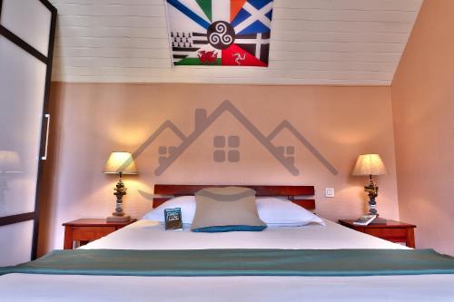 ein Schlafzimmer mit einem Bett mit einem Bergbild an der Wand in der Unterkunft LocaLise - M11B - A la pointe - Maison de vacances avec jardin entièrement clos - A 50m de la plage - 700m du centre - tout à pied - wifi inclus - draps inclus - Animaux bienvenus in Le Guilvinec