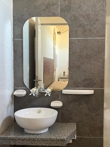 y baño con lavabo y espejo. en Posada Villa Pituil en Barreal
