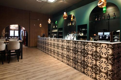 a bar with a patterned counter in a restaurant at Gasterij Posthuys in Leerdam