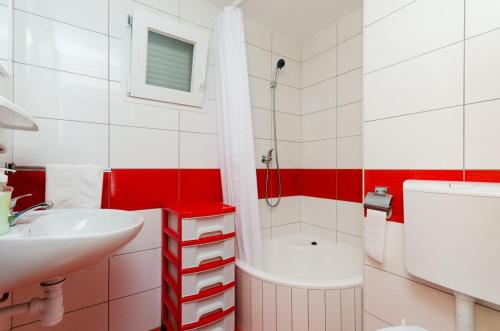 een badkamer met een wastafel, een toilet en een bad bij House Ancica in Gornje Selo