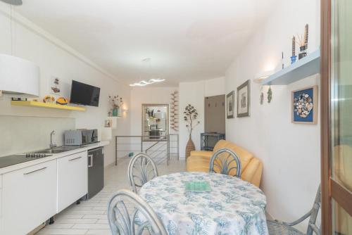 a kitchen and dining room with a table and chairs at Appartamento Palau Sole in Palau