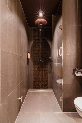 Ένα μπάνιο στο De Jonker Urban Suites