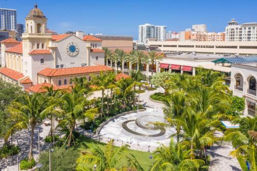 uma vista aérea de uma cidade com palmeiras em Casa Flamenco em West Palm Beach