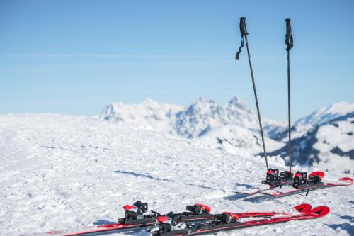a pair of skis sitting on top of a snow covered slope at Chalet Moralee Kitzbühel, Whirlpool & Alpenblick in Kitzbühel