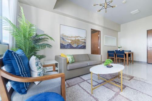 Ein Sitzbereich in der Unterkunft OMP T1-6H, Beach & Pool Access, Near Airport, Fast Wifi, Netflix