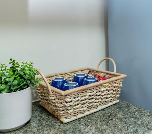 Getränke in der Unterkunft OMP T1-6H, Beach & Pool Access, Near Airport, Fast Wifi, Netflix