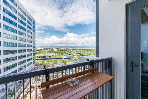 Ein Balkon oder eine Terrasse in der Unterkunft OMP T1-6H, Beach & Pool Access, Near Airport, Fast Wifi, Netflix