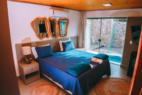 a small bedroom with a bed and a window at Chalé em condomínio beira mar in Barrinha