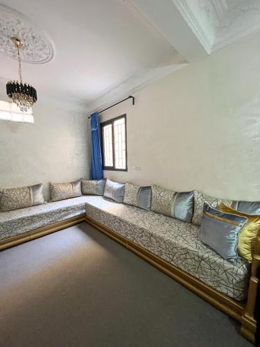 ein Sofa im Wohnzimmer mit Fenster in der Unterkunft L'Appartement Harmonia Cozy in Casablanca