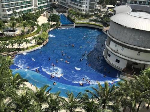 Ein Blick auf den Pool von der Unterkunft Azure Urban Resort Residence oder aus der Nähe