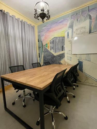 una sala de conferencias con mesa de madera y sillas en Belem Hostel, en Belém