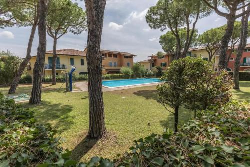 a villa with a swimming pool and trees at Appartamento Campiello in Sirmione