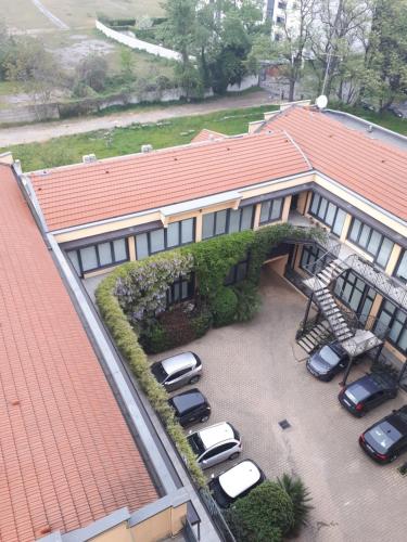 z góry widok na dom z samochodami zaparkowanymi na dziedzińcu w obiekcie Loft Certosa District con parcheggio privato w Mediolanie