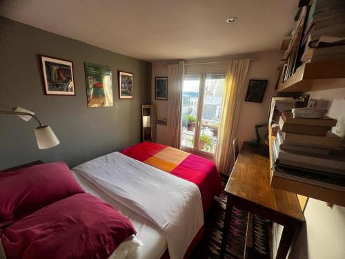 a bedroom with a bed and a window at Appartement - Belle vue - Marais in Paris