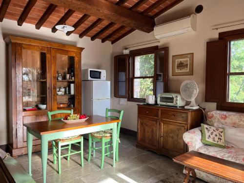 cocina con mesa y sillas en una habitación en Il Colombaio, en Cavriglia