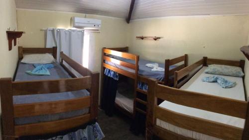a room with two bunk beds in a room at Hostel Jericoacoariano in Jericoacoara