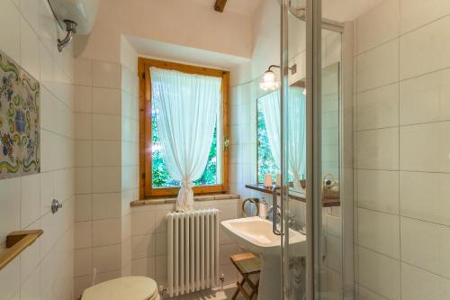 a bathroom with a sink and a window at Villa dei Limoni in Ripatransone