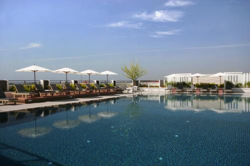 Swimming pool sa o malapit sa Kameo Grand Hotel & Serviced Apartment, Rayong