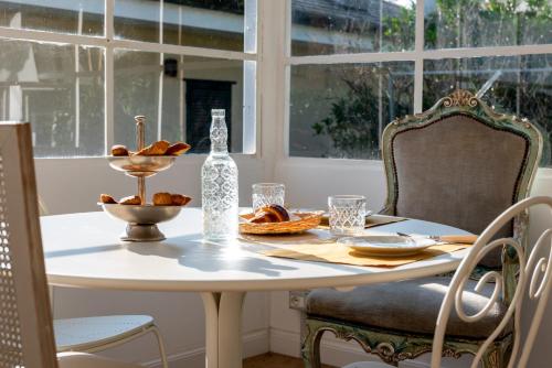 - une table avec une bouteille et un bol de fruits dans l'établissement Gian Paul Hotel, à Cavi di Lavagna