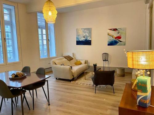 uma sala de estar com um sofá e uma mesa em 3 M en hyper centre em Montauban