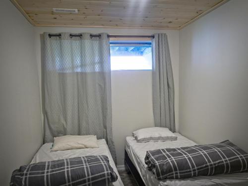 Giường trong phòng chung tại Gateside Chalets Expansive 6 Bedroom Hot Tub Near Village Blue Mountain