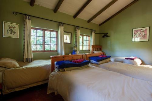 RhenosterhoekにあるPaardeplaats Nature Retreatのベッド2台とソファが備わる客室です。