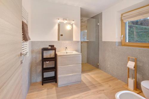 Et badeværelse på Palipert Flowers House