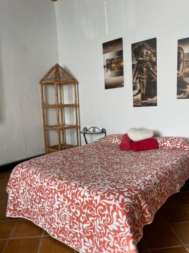 a bedroom with a bed with a red and white blanket at Casa Rural para descansar piscina cerca in Osor