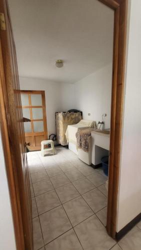 Postel nebo postele na pokoji v ubytování Don Carlos Place LOWER UNIT