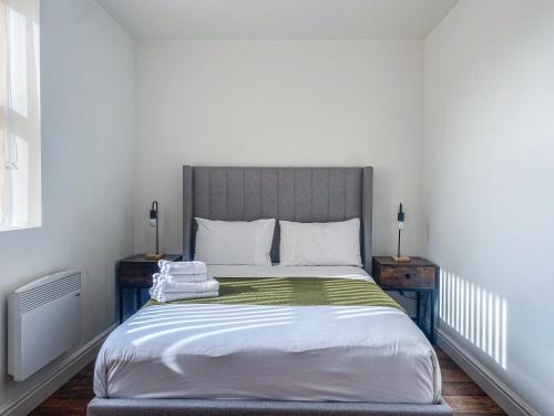 彼得伯勒的住宿－City Apartments by Elegance Living，一间卧室配有一张带2个床头柜的大床