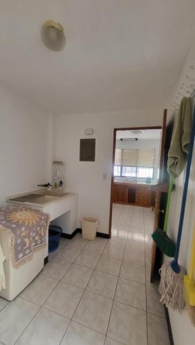 Habitación blanca con encimera y cocina en DON CARLOS PLACE 2nd UNIT, en Alajuela