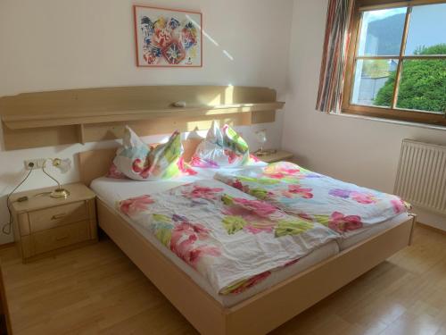 een slaapkamer met een bed met een bloemdekbed bij Haus Ulli in Radstadt