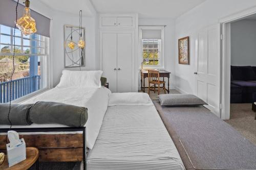 una camera con un grande letto e un tavolo di Spaight House Suite a New Bern