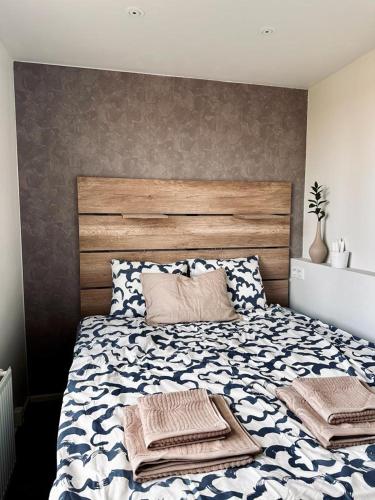 a bedroom with a bed with two towels on it at Moderni yksiö parvekkeella,, erinomainen sijainti in Helsinki