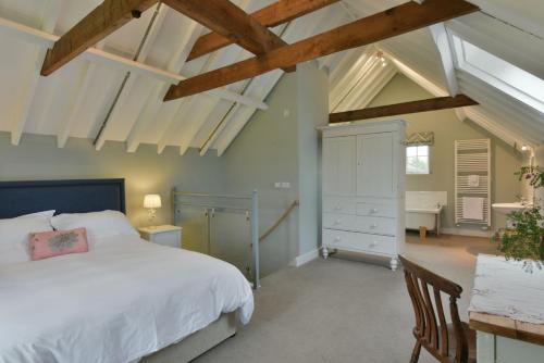 sypialnia z łóżkiem i biurkiem w pokoju w obiekcie Lodge Farm w mieście Freston