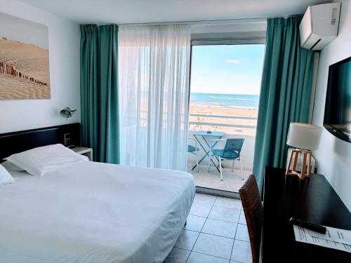a hotel room with a bed and a view of the ocean at Brasilia Hôtel in Palavas-les-Flots