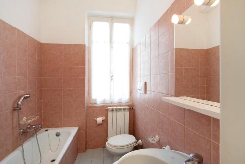 a bathroom with a toilet and a tub and a sink at Dai Baccino in Celle Ligure
