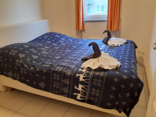 ミッデルケルケにあるResidentie Luminaのベッドルーム1室(ベッド1台、動物2匹の詰め物付)