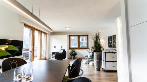 eine Küche und ein Wohnzimmer mit einem Tisch und Stühlen in der Unterkunft Wohnung Gomerblick, Blitzingen in Blitzingen